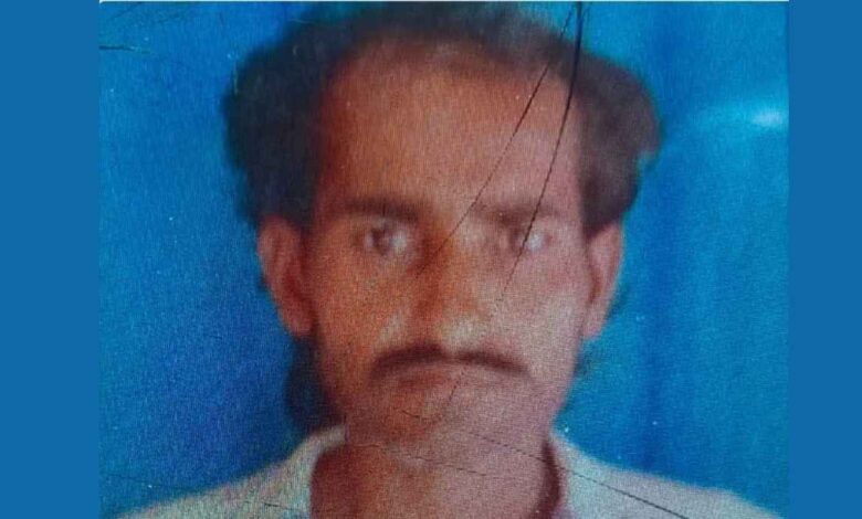 सूलाबाद के सुभाष नगर में युवक की आत्महत्या के बाद जांच करती पुलिस