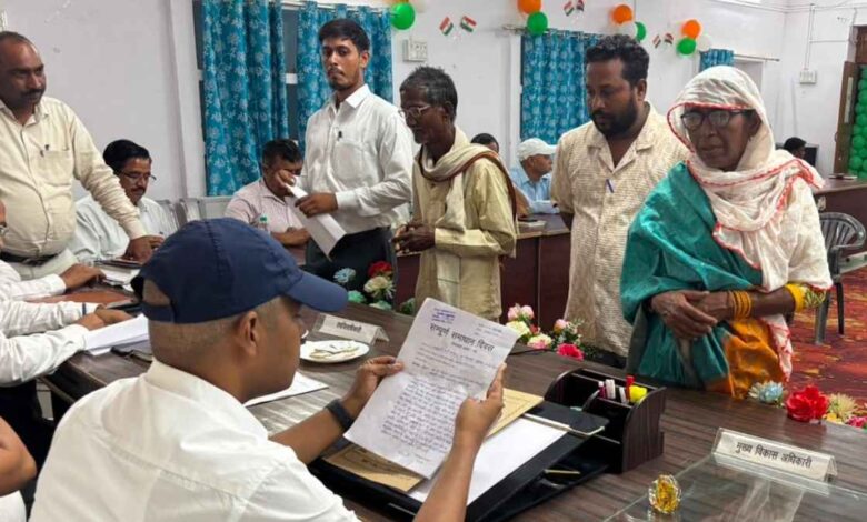 रसूलाबाद तहसील में संपूर्ण समाधान दिवस के दौरान जनसमस्याएं सुनते मुख्य विकास अधिकारी विधान जायसवाल
