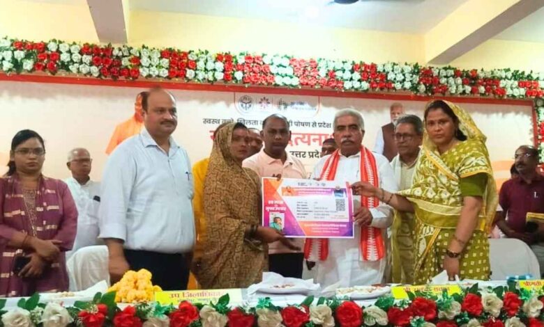 कानपुर देहात में कैबिनेट मंत्री राकेश सचान रसोइयों को कैशलेस कार्ड वितरित करते हुए