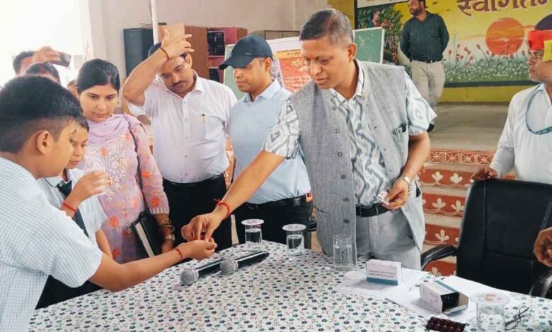 कानपुर देहात में बच्चों को कृमिनाशक दवा खिलाते डीएम