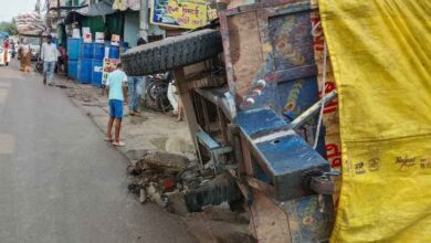 Photo of कानपुर देहात : रुरा मे नाली की पट्टी पर चढ़ा ट्रैक्टर और पलटी चोकर की बोरी लदी ट्रॉली