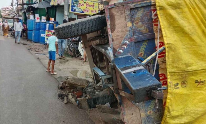 रूरा में सड़क किनारे पलटी चोकर से लदी ट्रॉली