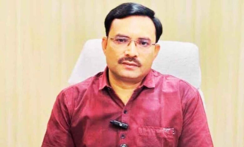 शिक्षामित्र मानदेय भुगतान को लेकर आदेश देते बेसिक शिक्षा अधिकारी आशीष कुमार पाण्डेय