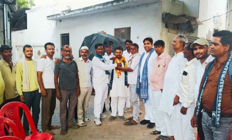 रसूलाबाद से बसपा के नए विधानसभा उपाध्यक्ष सहवाल का स्वागत करते पार्टी नेता