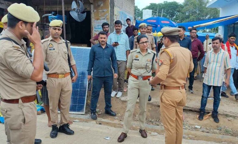 सावन सोमवार पर कानपुर देहात के बाणेश्वर मंदिर में सुरक्षा व्यवस्था का निरीक्षण करतीं पुलिस अधीक्षक।