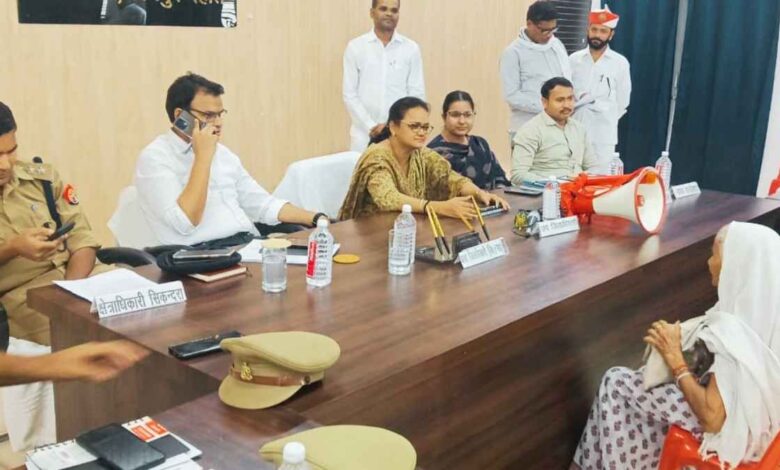 सिकंदरा तहसील में संपूर्ण समाधान दिवस पर फरियादियों की समस्याएं सुनते एडीएम दुष्यंत कुमार