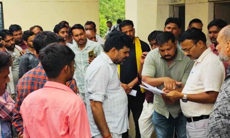कानपुर देहात सिकंदरा विद्युत उपखंड में अधिकारी को ज्ञापन सौंपते संविदा लाइन कर्मी