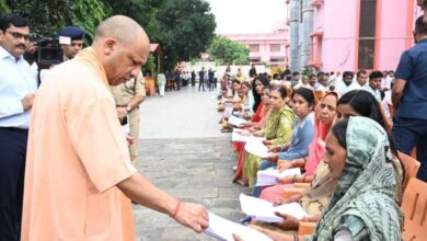 जनता दर्शन में 150 लोगों की समस्याएं सुनीं मुख्यमंत्री योगी आदित्यनाथ ने 3 Photo of जनता दर्शन में 150 लोगों की समस्याएं सुनीं मुख्यमंत्री योगी आदित्यनाथ ने