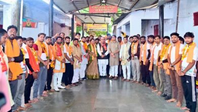 Photo of वाराणसी से वडनगर यात्रा का भव्य स्वागत: कैबिनेट मंत्री राकेश सचान ने यात्रियों संग की पूजा, पटेल चौक पर दी श्रद्धांजलि