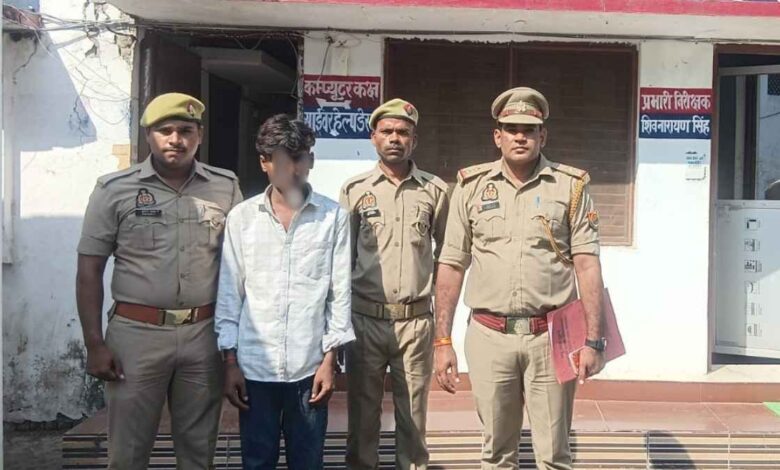 कानपुर देहात के रसूलाबाद में चोरी के आरोपी मुकेश उर्फ टावर को गिरफ्तार कर बरामद अनाज और नकदी के साथ पुलिस टीम