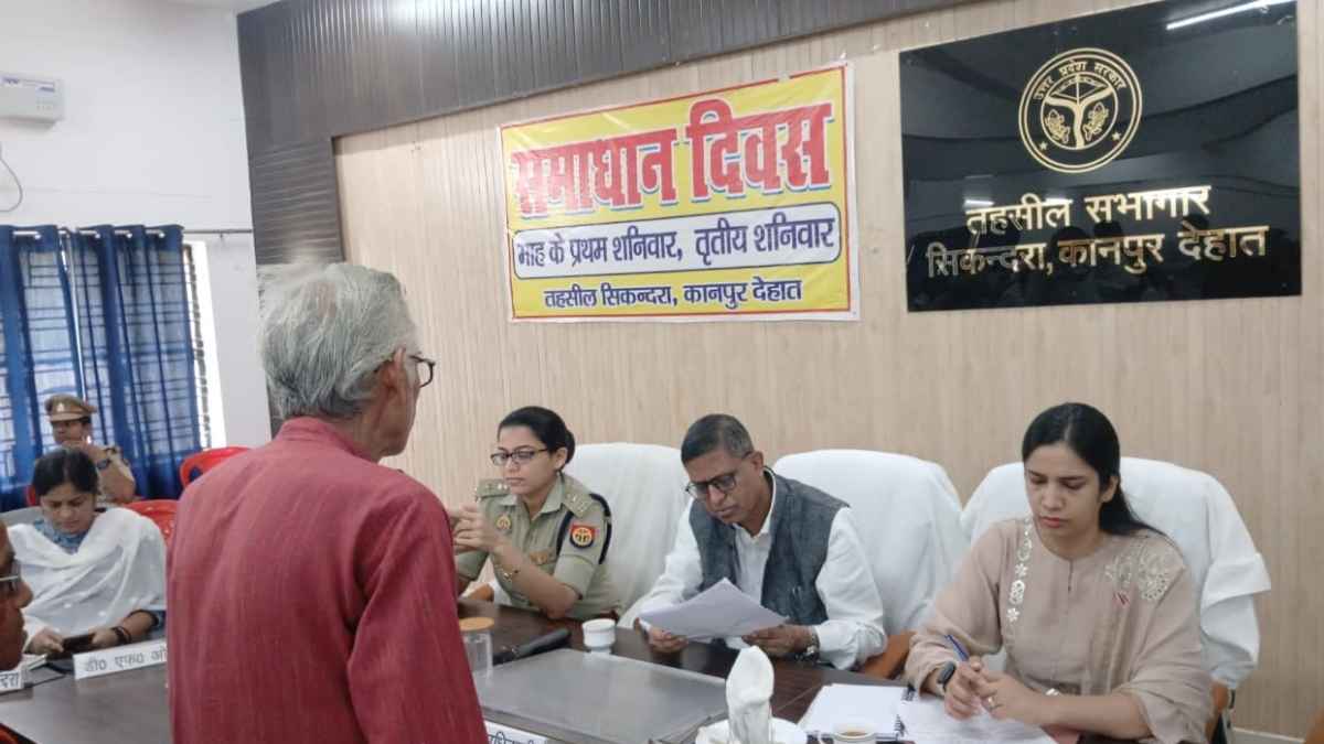 तहसील सिकंदरा में संपूर्ण समाधान दिवस की अध्यक्षता करते जिलाधिकारी कपिल सिंह