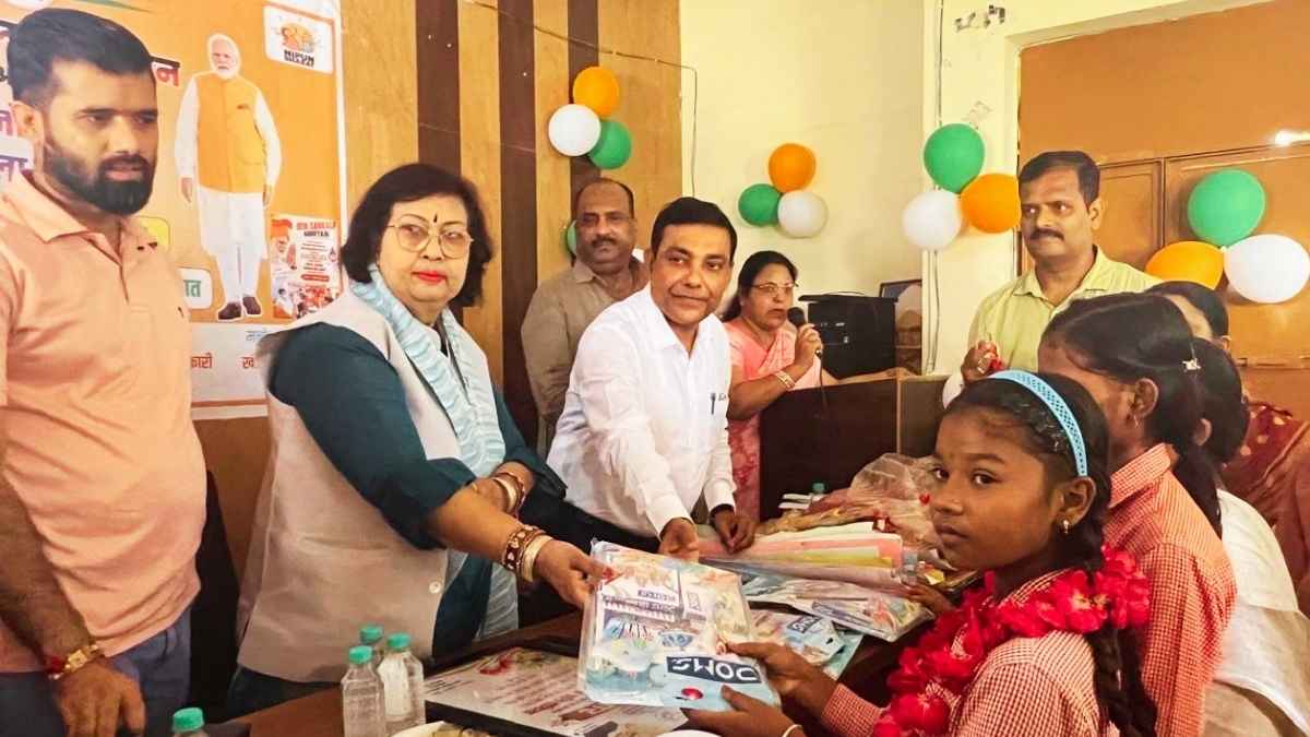 बीआरसी अकबरपुर में चित्रकला प्रदर्शनी का अवलोकन