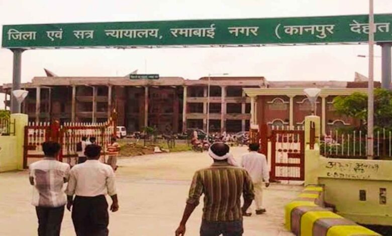 Kanpur Dehat Police Lawyer Clash at Mati Court Gate during SOG operation.