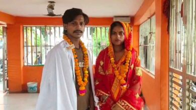 Photo of इंस्टाग्राम की फ्रेंड रिक्वेस्ट से शुरू हुआ प्यार: रसूलाबाद के धर्मगढ़ बाबा मंदिर में प्रेमी युगल ने रचाई शादी, परिवार ने किया था इनकार