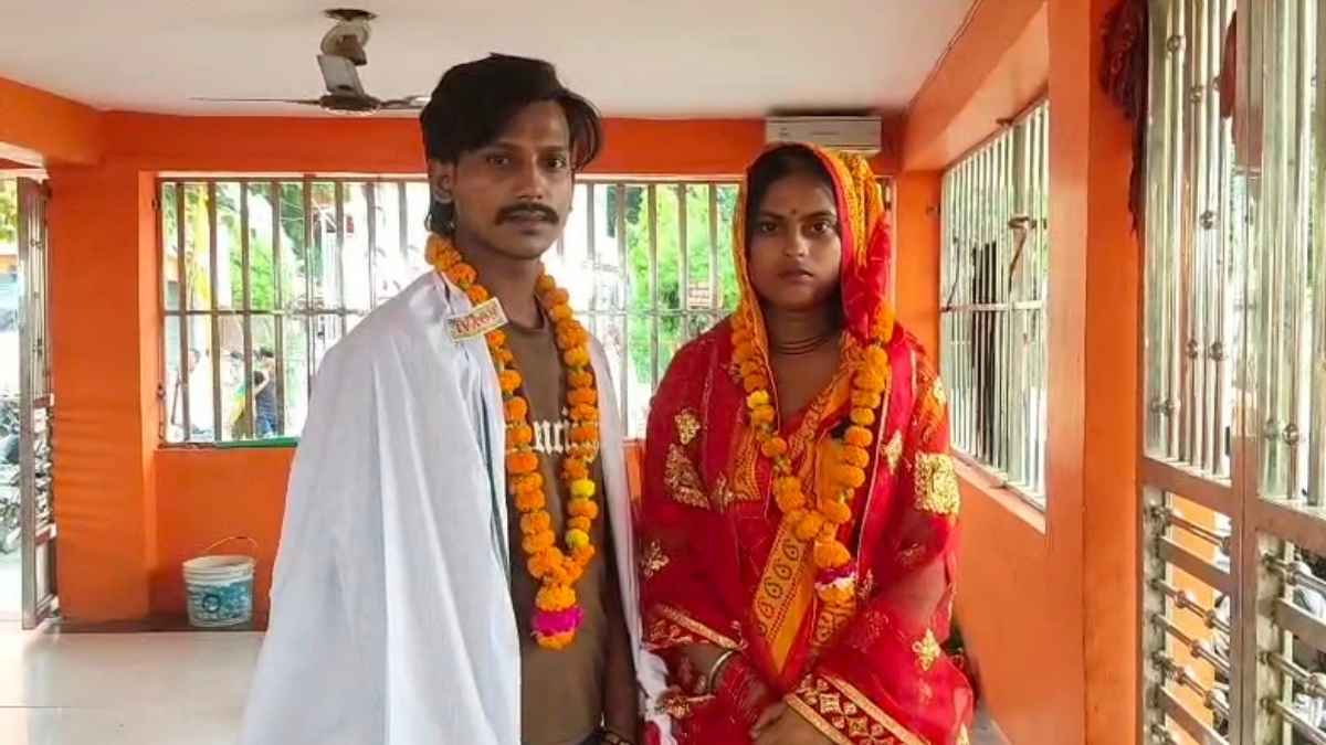 रसूलाबाद के धर्मगढ़ बाबा मंदिर में विवाह रचाता प्रेमी युगल