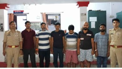 Photo of कानपुर देहात: रूरा में जुए के फड़ पर पुलिस की छापेमारी, 6 जुआरी गिरफ्तार, नकदी और मोबाइल बरामद