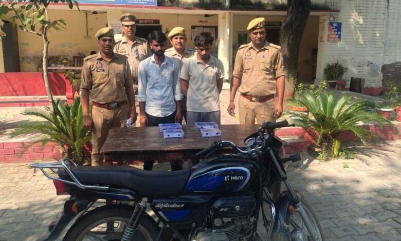 Kanpur Dehat Police Arrest Snatchers Vaibhav and Sangam with recovered cash and bike.