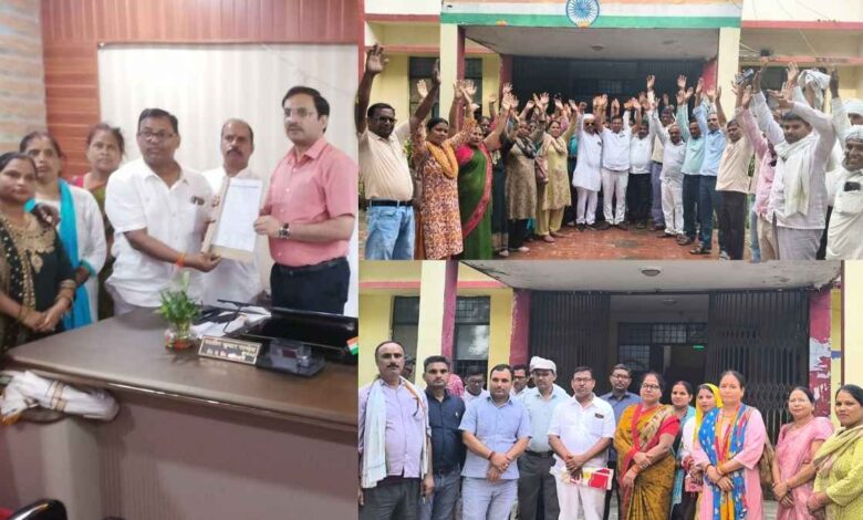 Kanpur Dehat Shikshamitra Memorandum submission to BSA Ashish Kumar Pandey.