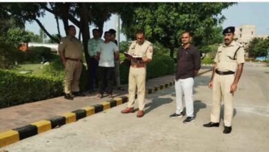 अमूल फैक्ट्री में खिड़की से लटकता मिला टैंकर चालक का शव: मची सनसनी, सुल्तानपुर के युवक की संदिग्ध मौत से हड़कंप 2 Photo of अमूल फैक्ट्री में खिड़की से लटकता मिला टैंकर चालक का शव: मची सनसनी, सुल्तानपुर के युवक की संदिग्ध मौत से हड़कंप