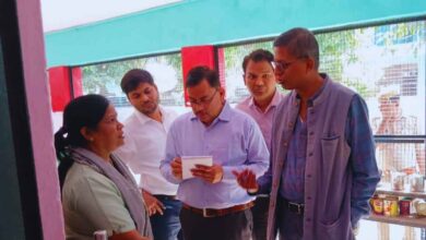 प्राथमिक विद्यालयों में औचक पहुंचे डीएम कपिल सिंह: बच्चों से बात कर परखा शैक्षणिक स्तर, शिक्षकों को दिए गुणवत्तापूर्ण शिक्षा के निर्देश 5 Photo of प्राथमिक विद्यालयों में औचक पहुंचे डीएम कपिल सिंह: बच्चों से बात कर परखा शैक्षणिक स्तर, शिक्षकों को दिए गुणवत्तापूर्ण शिक्षा के निर्देश