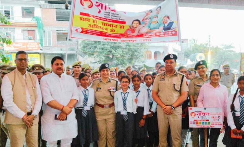 रूरा तिराहे पर मिशन शक्ति 6.0 स्कूटी रैली को हरी झंडी दिखातीं एडीजी अनुपम कुलश्रेष्ठ व मंत्री प्रतिभा शुक्ला