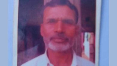 सुबह-सवेरे घर के कमरे में लटकती मिली 60 वर्षीय बुजुर्ग की लाश: सरवनखेड़ा में मची चीख-पुकार, बल्ली से बंधा मिला फंदा 2 Photo of सुबह-सवेरे घर के कमरे में लटकती मिली 60 वर्षीय बुजुर्ग की लाश: सरवनखेड़ा में मची चीख-पुकार, बल्ली से बंधा मिला फंदा