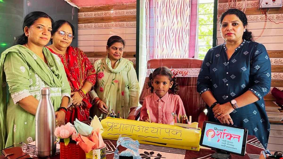 प्राथमिक विद्यालय मन्हापुर में एक दिन की प्रधानाध्यापिका सिमरन