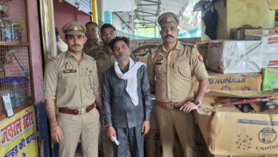 Photo of हाईवे किनारे मकान में छिपा रखा था 720 किलो बारूद: भोगनीपुर पुलिस ने मारा छापा, 35 पैकेट व 6 बोरी अवैध पटाखों समेत संजय तिवारी गिरफ्तार