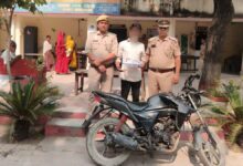 Photo of इंगेजमेंट से लौट रही महिला के कान का बाला झपटने वाला दबोचा: शिवली पुलिस ने इंदिरानगर तिराहा से पकड़ा, तमंचा और बाइक बरामद