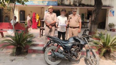 Photo of इंगेजमेंट से लौट रही महिला के कान का बाला झपटने वाला दबोचा: शिवली पुलिस ने इंदिरानगर तिराहा से पकड़ा, तमंचा और बाइक बरामद