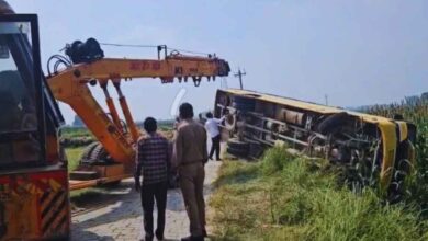 Photo of स्कूली बच्चों से भरी बस खेत में पलटी, मची चीख-पुकार: सिकंदरा में मिट्टी धंसने से हुआ हादसा, 19 छात्र थे सवार
