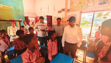सीडीओ विधान जायसवाल का स्कूलों में औचक निरीक्षण: छात्रों में ज्ञान का अभाव मिलने पर लगाई फटकार, प्रधानाध्यापक की जवाबदेही तय 63 Photo of सीडीओ विधान जायसवाल का स्कूलों में औचक निरीक्षण: छात्रों में ज्ञान का अभाव मिलने पर लगाई फटकार, प्रधानाध्यापक की जवाबदेही तय